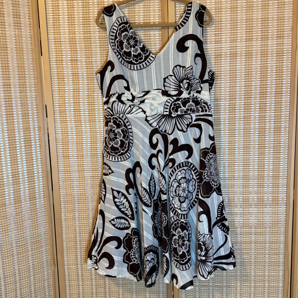 Robbie Bee White and Black Floral Midi Dress